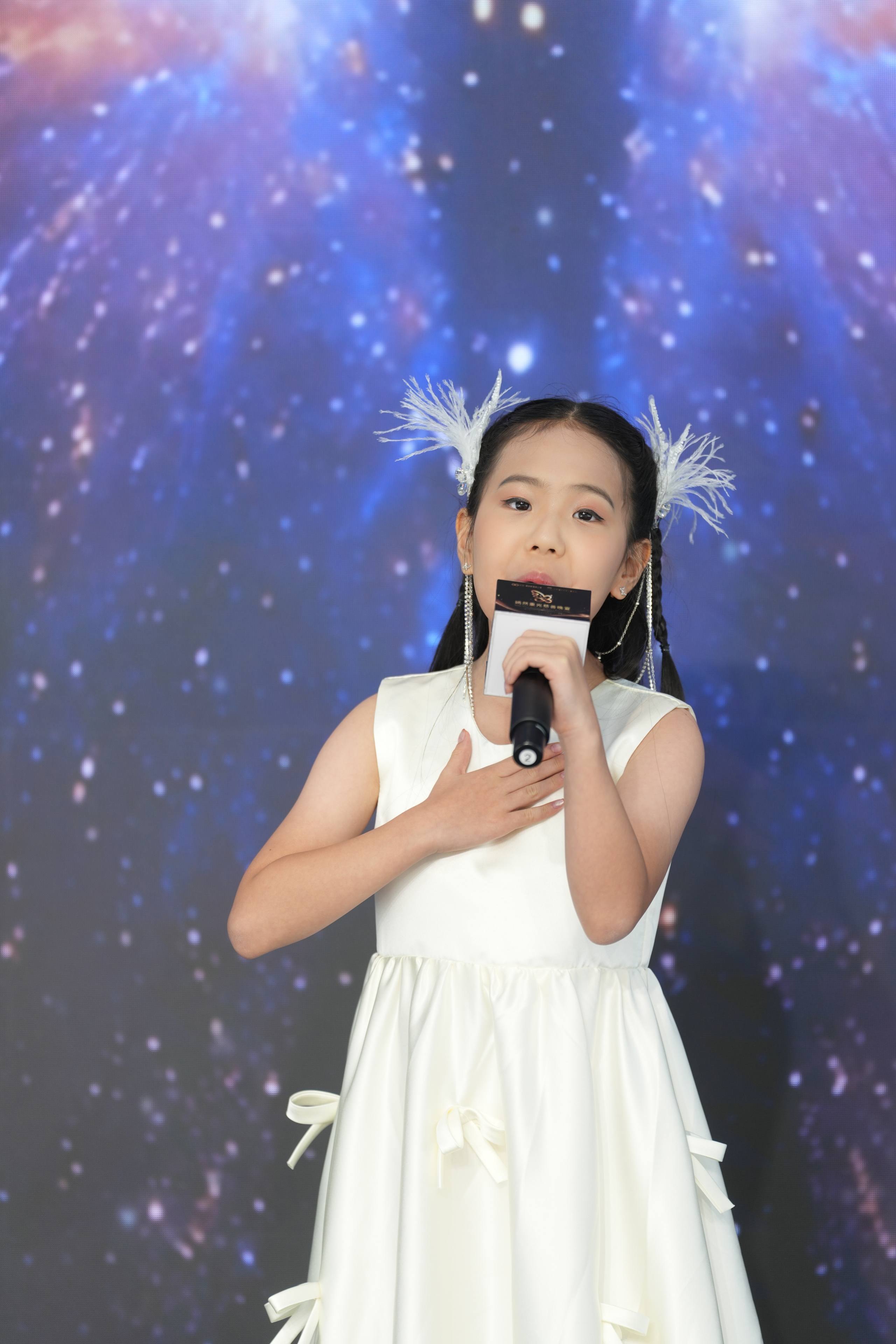 小嘉宾在嫣然重光慈善晚宴舞台上演出